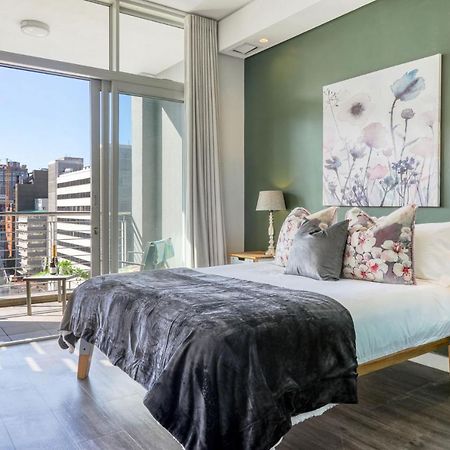 Backup-Powered Colourfull City Balcony Apartment كيب تاون المظهر الخارجي الصورة